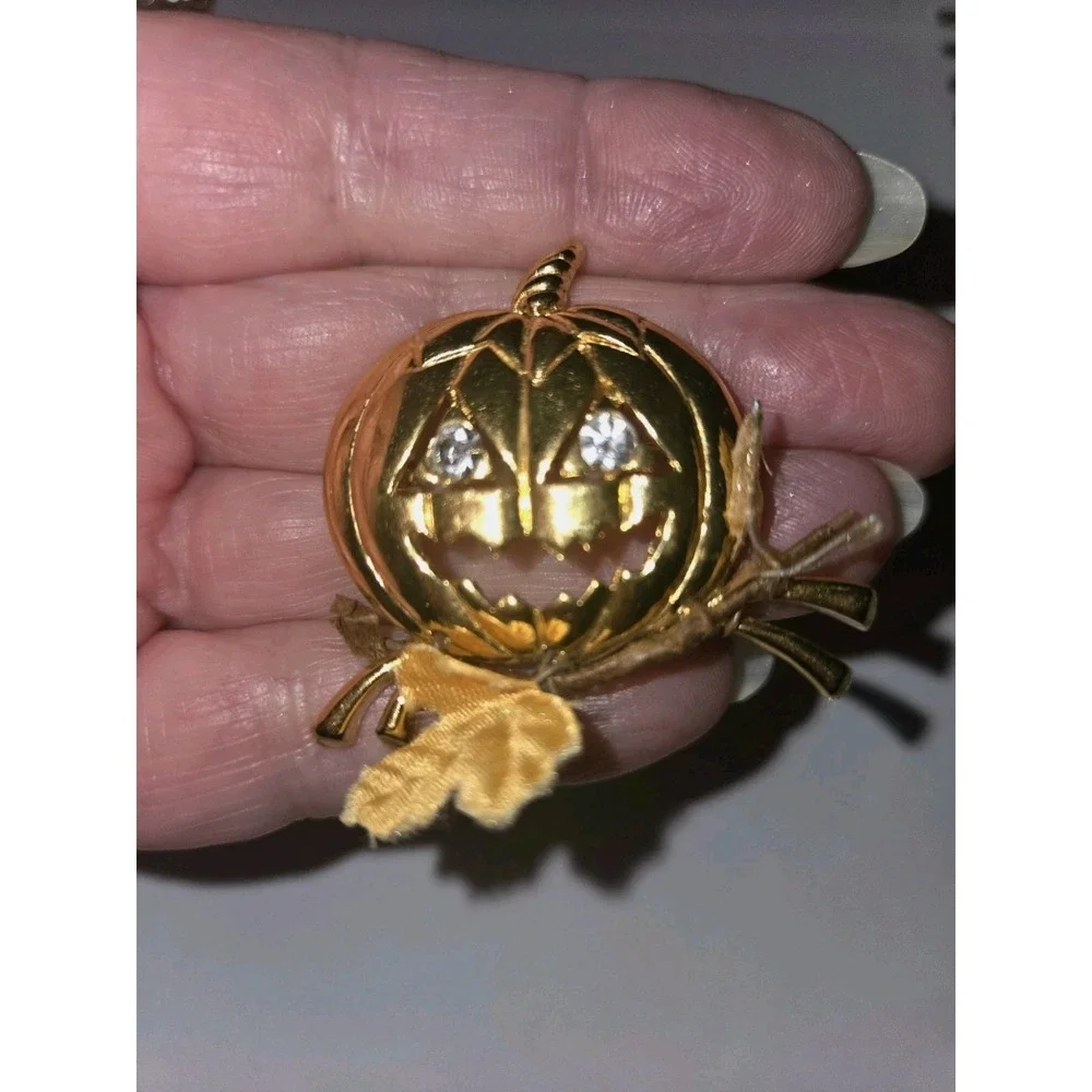 Vintage Avon Fall 1993 Golden Pumpkin Brooch Halloween Rhinestone Eyes Autumn